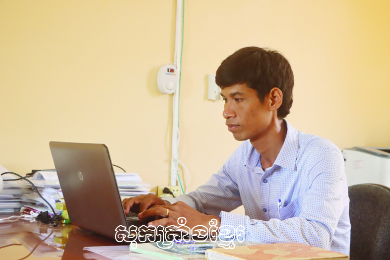 លោកគ្រូខ្មែរអស់ពីចិត្តជាមួយរបរ