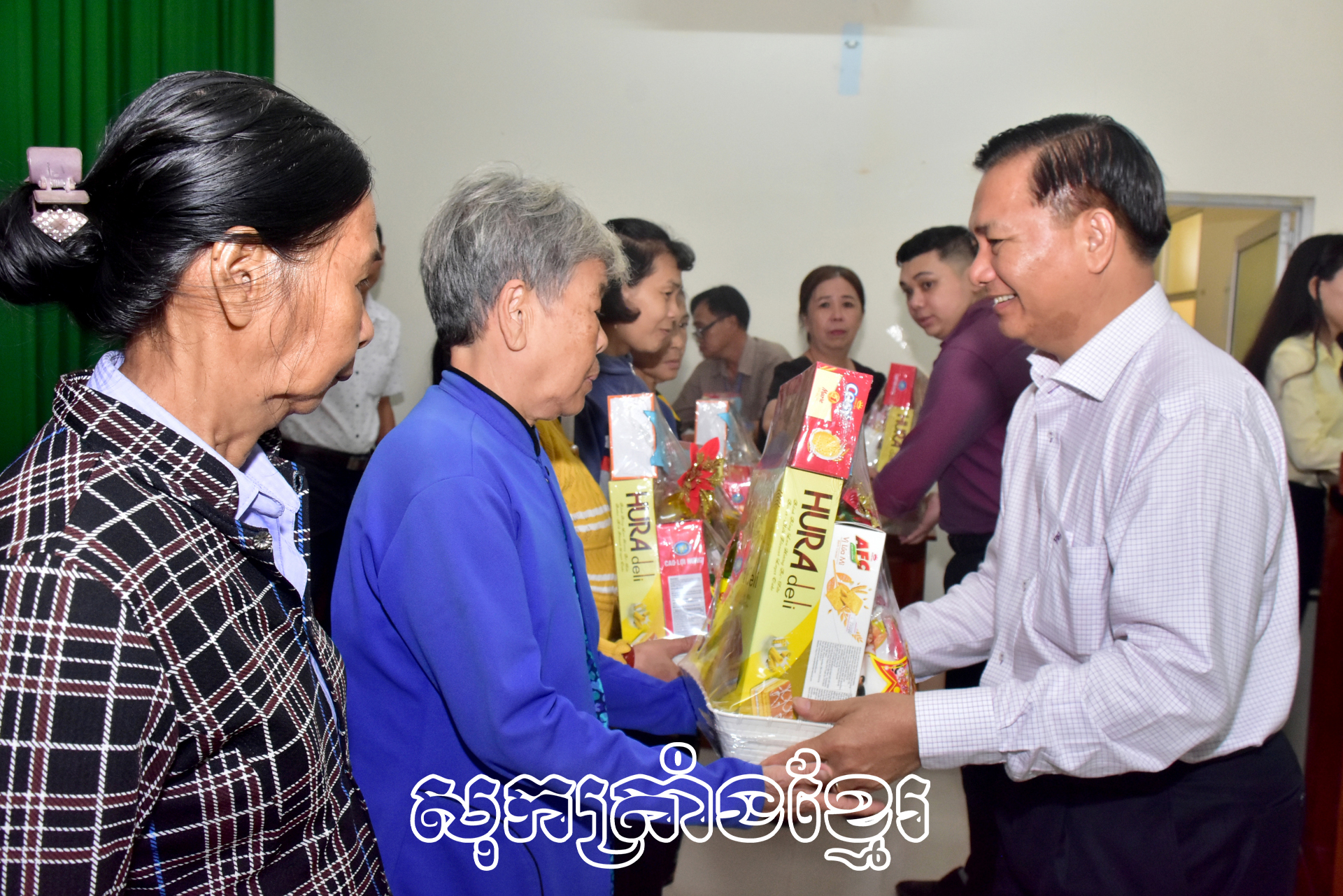 ក្រុមប្រតិភូពិនិត្យការសង់ផ្ទះនៅនិងជូនអំណោយបុណ្យតេតឱ្យគ្រួសារក្រ គ្រួសារក្បែរក្រ