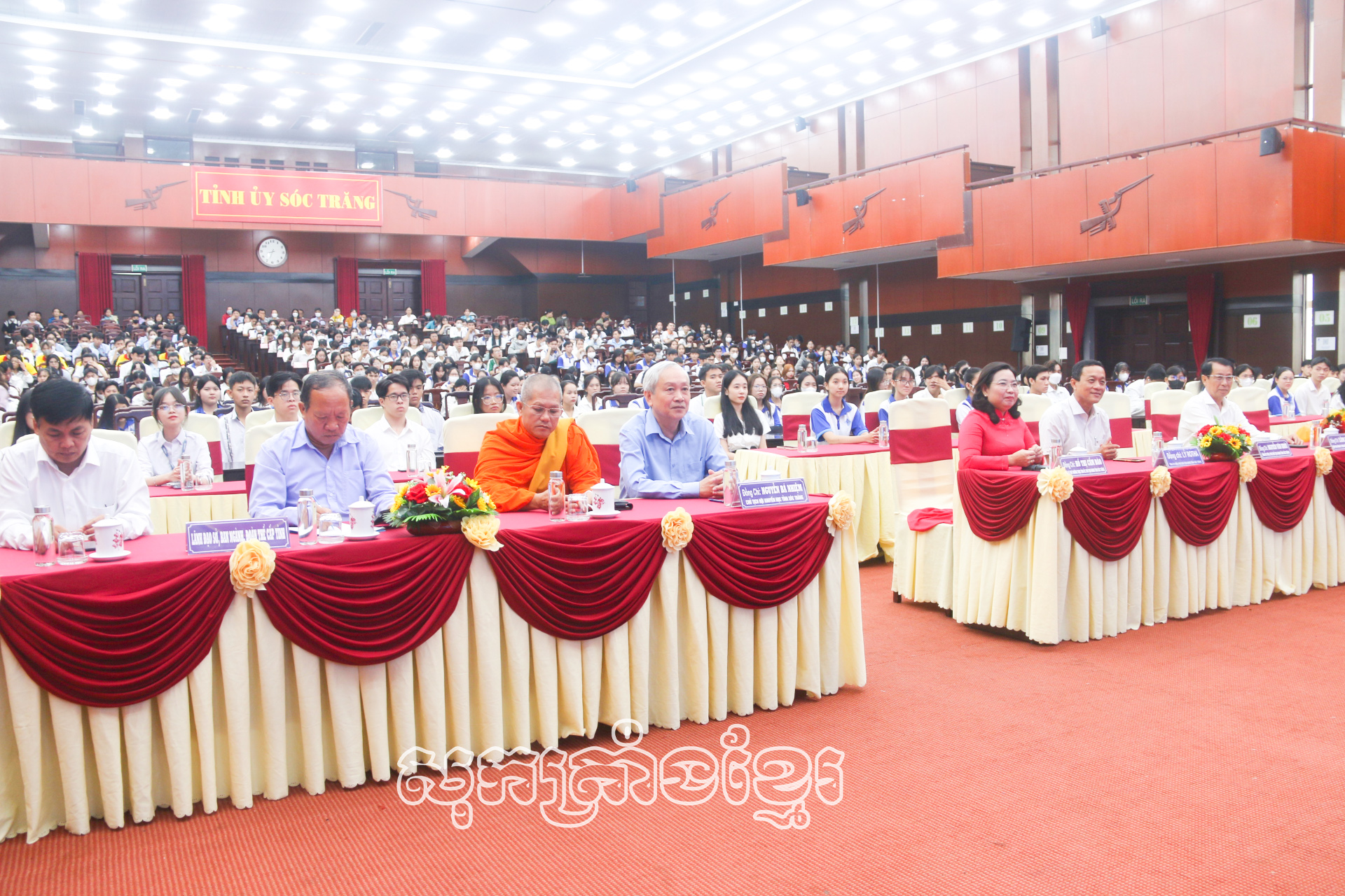 ជូនអាហារូបករណ៏​ “លឿងឌិញគួ”ជិត​៤០០​ចំណែក​ ដល់សិស្ស និស្សិតខេត្តសុកត្រាំង​ឆ្នាំ​២០២៤