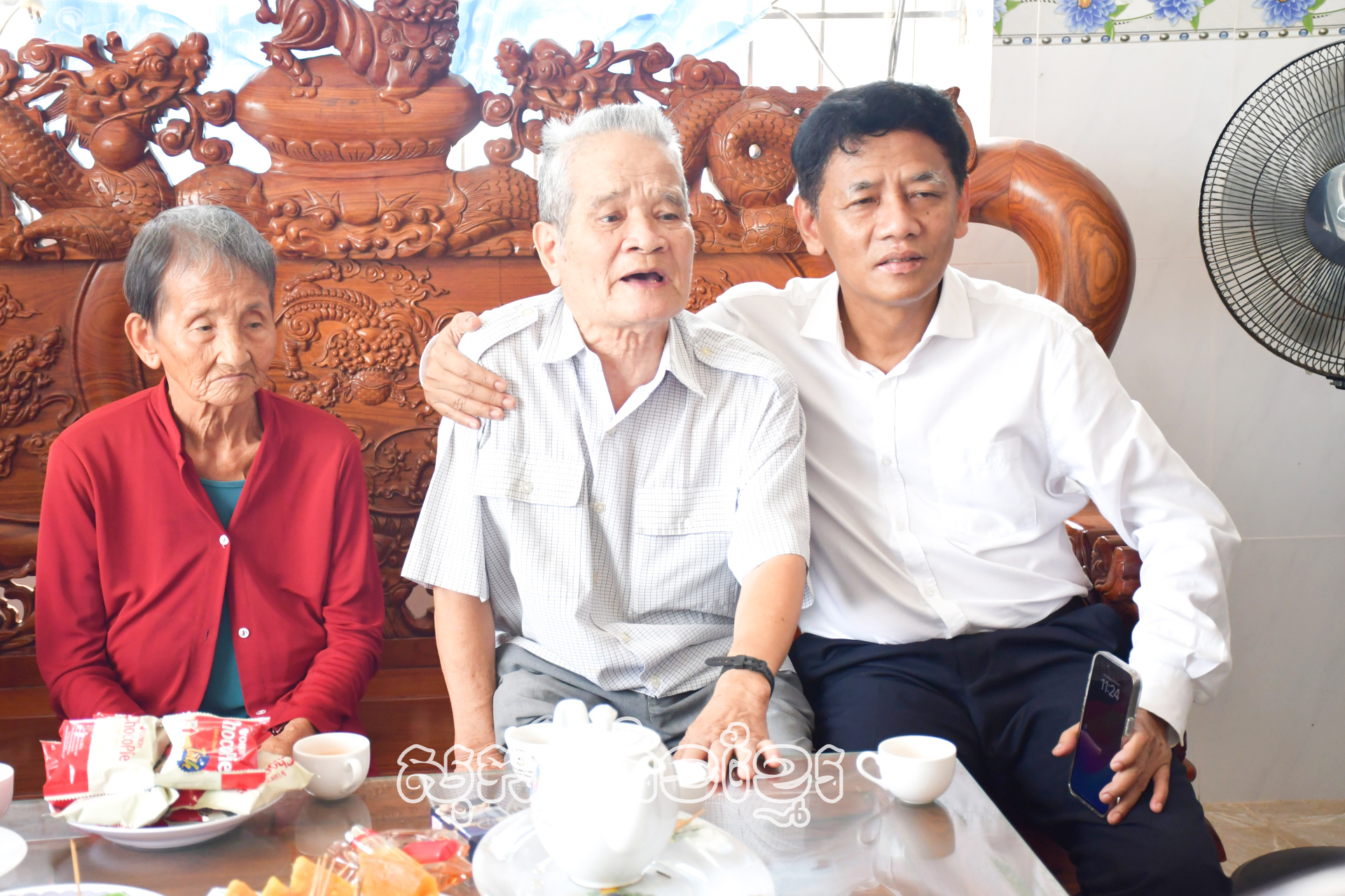 គណៈអចិន្ត្រៃយ៍បក្សខេត្តសុកត្រាំង អញ្ជើញទៅសួរសុខទុក្ខនិងជូនពរតេតង្វៀងដាងដល់កម្មាភិបាលចូលនិវត្តន៍នៅស្រុគូឡាវយុង