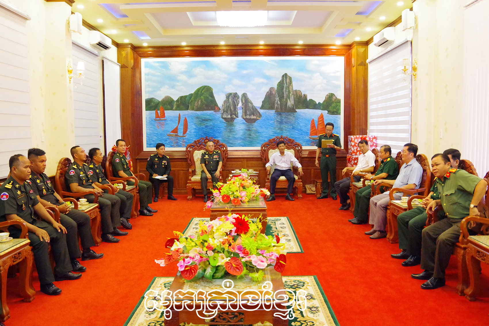 លេខាបក្សខេត្តឡឹមវ៉ាំងម៉ឹងទទួលបដិសណ្ឋារៈក្រុមប្រតិភូនាយកដ្ឋានអភិវឌ្ឍ-ក្រសួងការពារជាតិកម្ពុជាមកសួរសុខទុក្ខនិងជូនពរតេតង្វៀងដាងនៅសុកត្រាំង