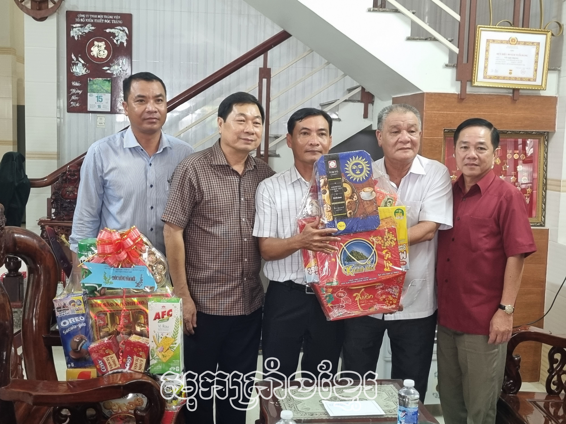 ក្រុមប្រតិភូខេត្តសួរសុខទុក្ខ ជូនពរកម្មាភិបាលចូលនិវត្តន៍នៅស្រុកត្រឹងដេ