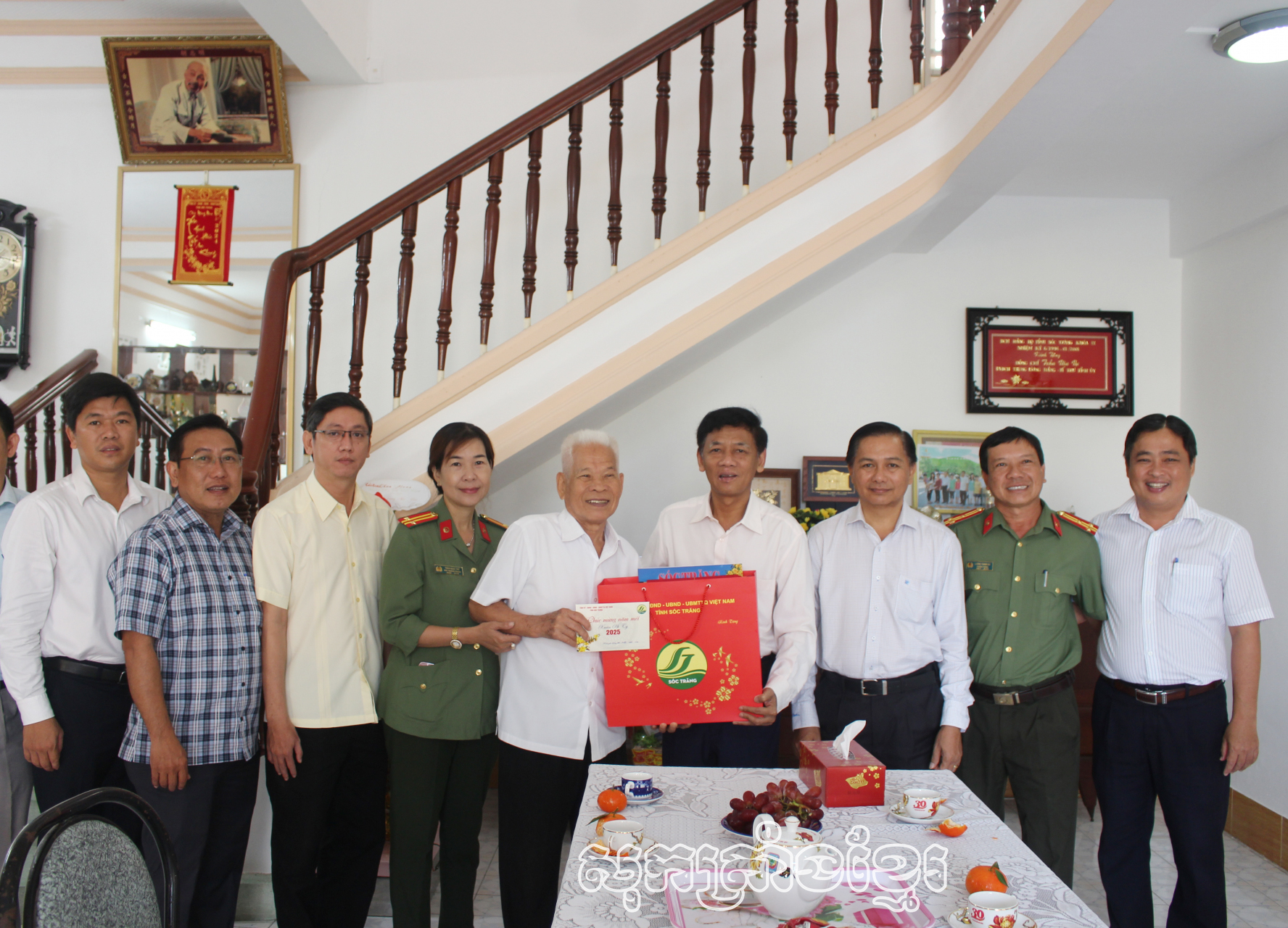 លេខាបក្សខេត្តឡឹមវ៉ាំងម៉ឹងសួរសុខទុក្ខ ជូនពរកម្មាភិបាលចូលនិវត្តន៍លើភូមិដ្ឋានខេត្តសុកត្រាំង