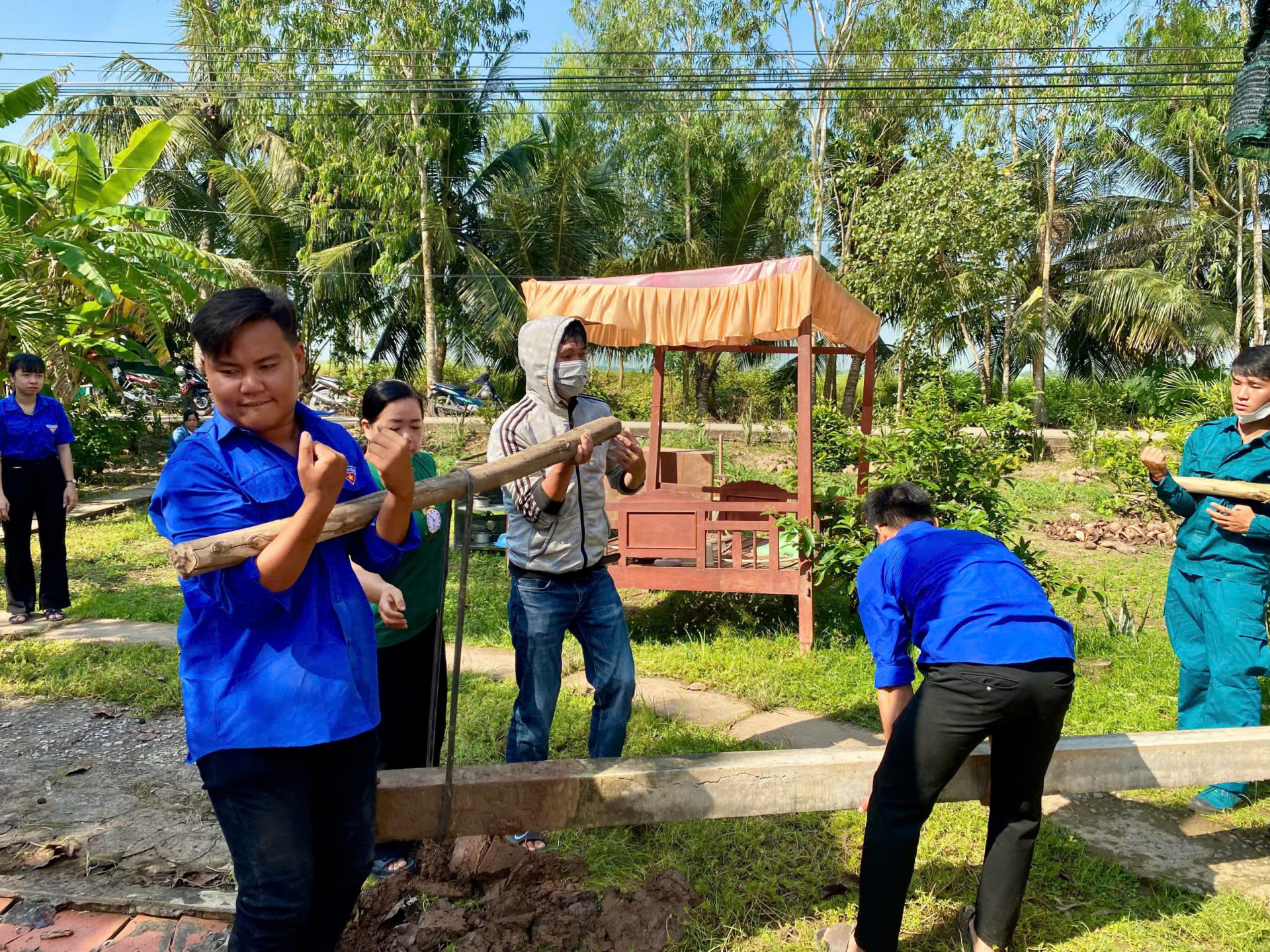 យុវជនស្រុកត្រឹងដេ រួមកម្លាំងបំបាត់ផ្ទះបណ្តោះអាសន្ន ផ្ទះទ្រុឌទ្រោម