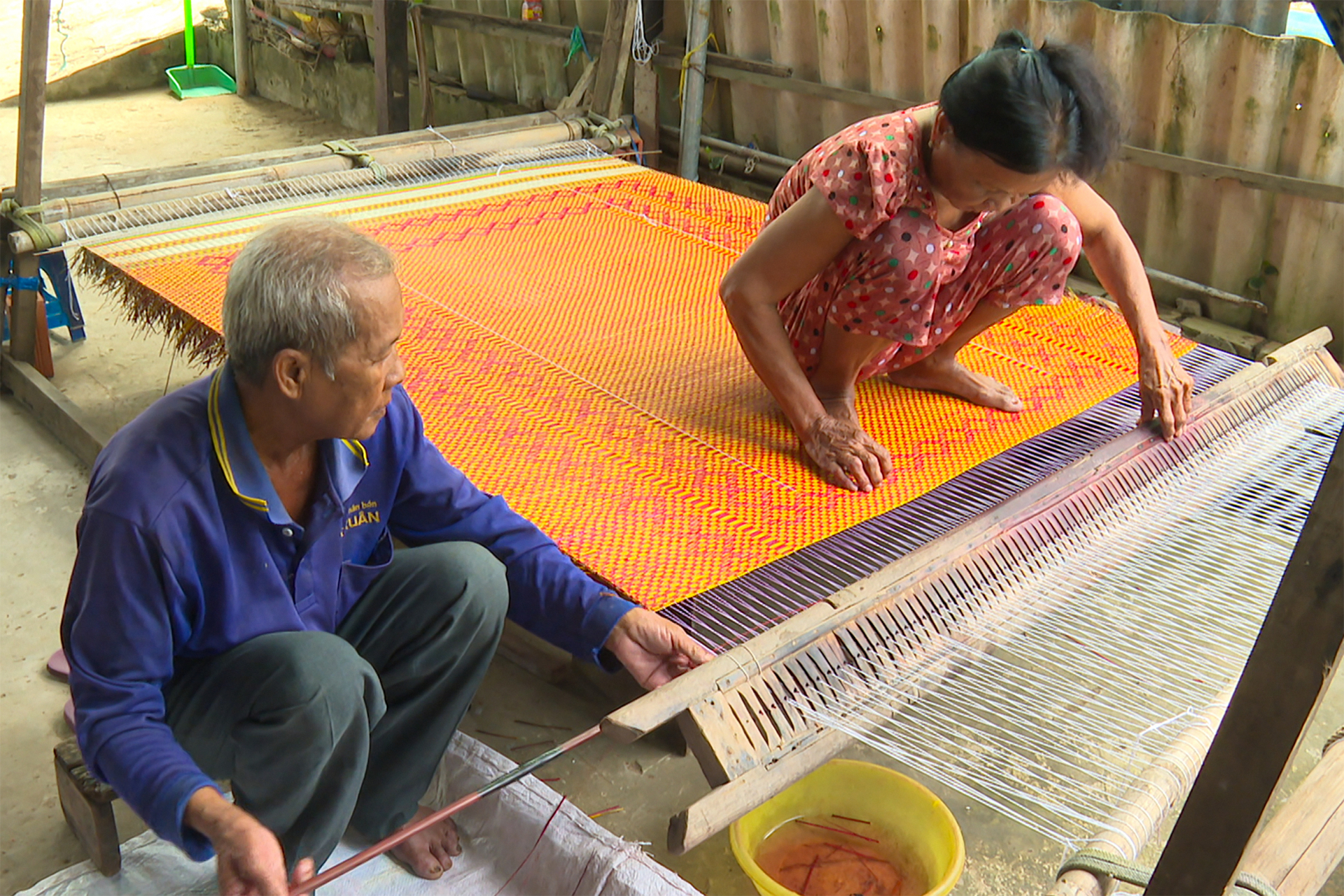 របរត្បាញកន្ទេលនៅភូមិត្រាអុង ឃុំវៀងប៊ិញ