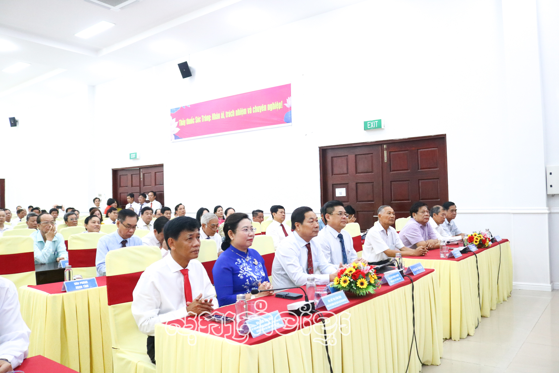 កោតសរសើរចំពោះការគប់វាល់របស់ផ្នែកសុខាភិបាលនិងការលះបង់ដ៏មានតម្លៃរបស់គ្រូពេទ្យ