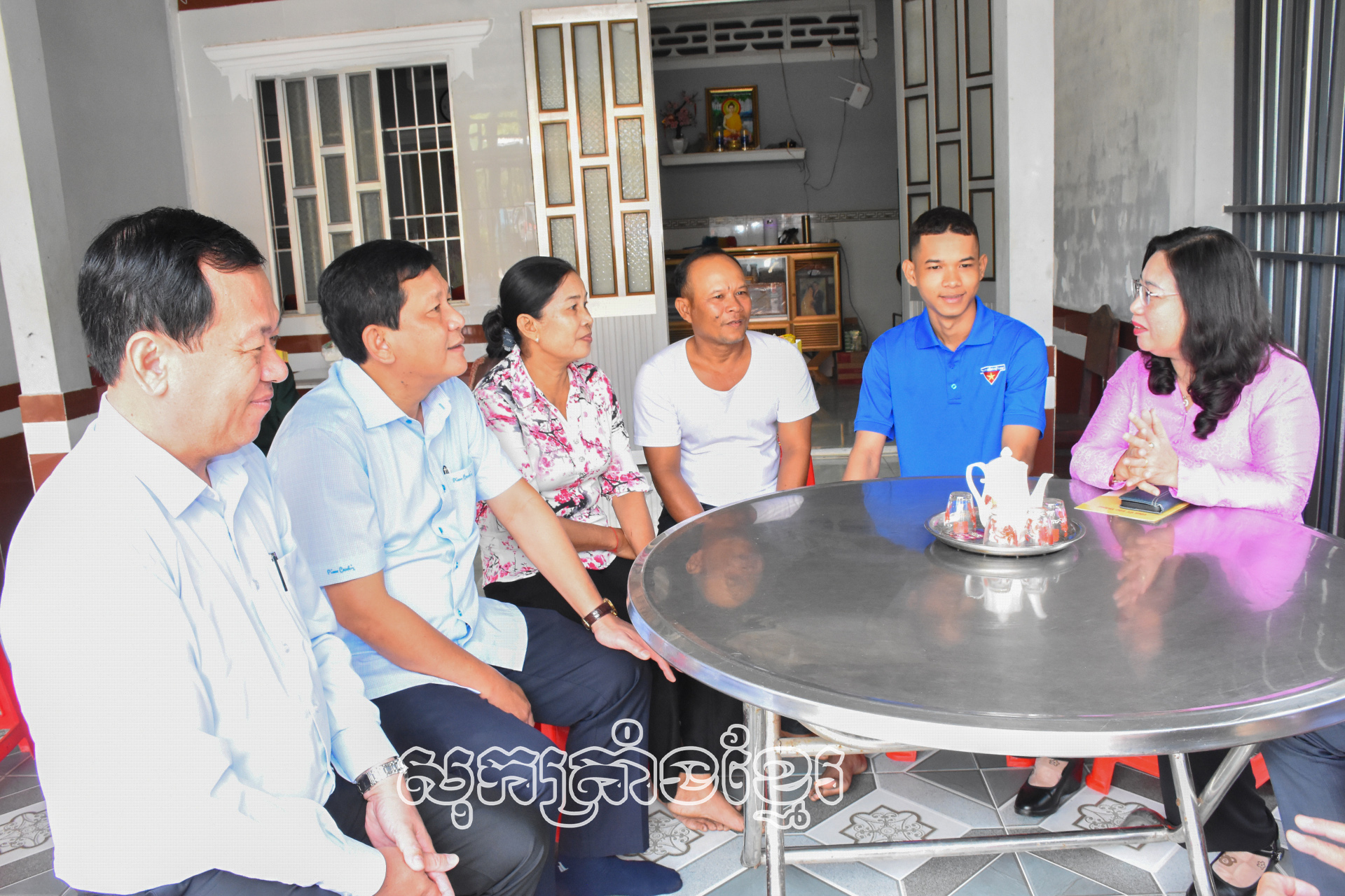 អនុលេខាប្រចាំការបក្សខេត្តហូធីកឹមដាវ ទៅ​សួរសុខទុក្ខ លើកទឹកចិត្តយុវជនត្រៀមចូលបម្រើកងទ័ព