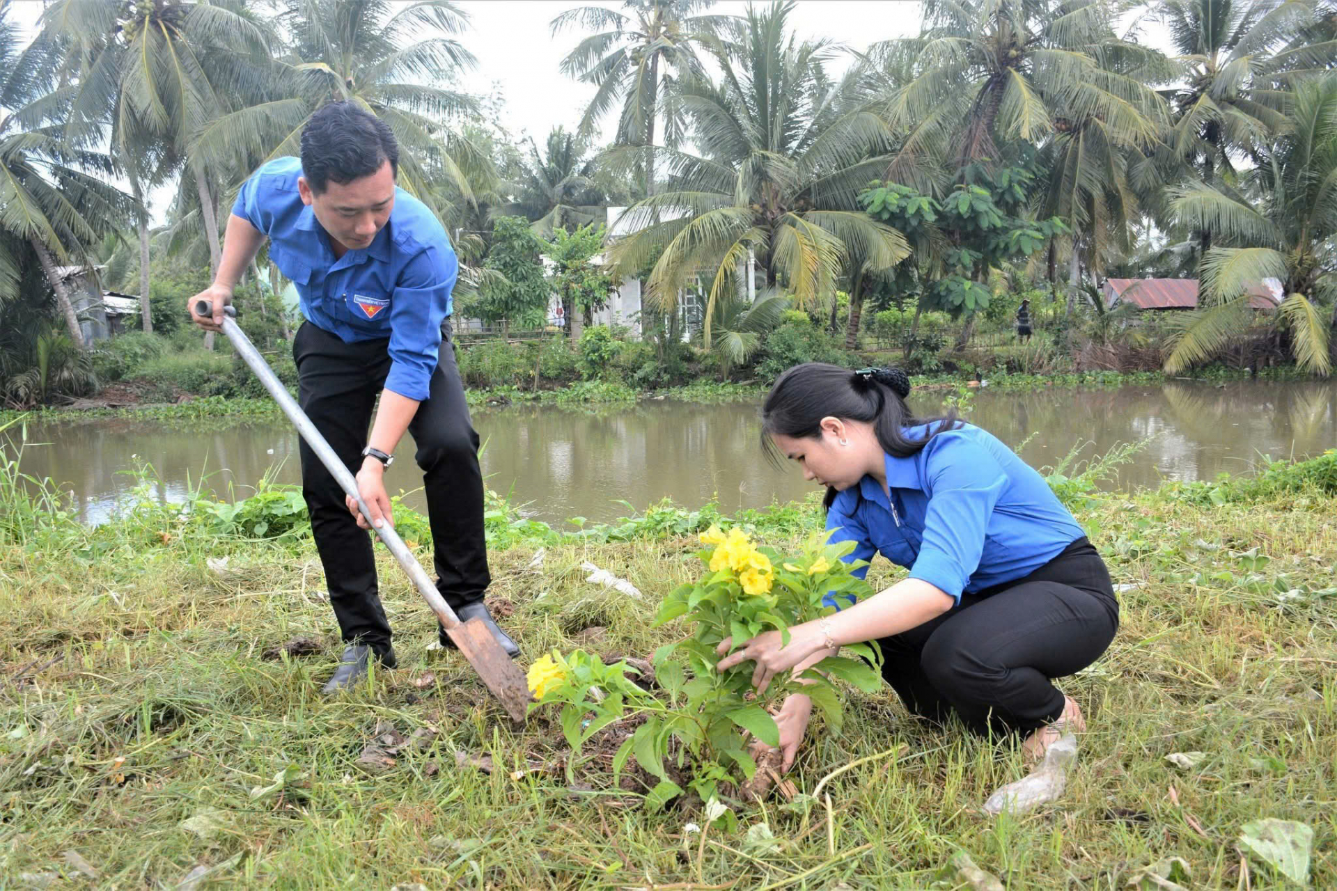 យុវជនត្រឹងដេរួមកម្លាំងកសាងជនបទថ្មី