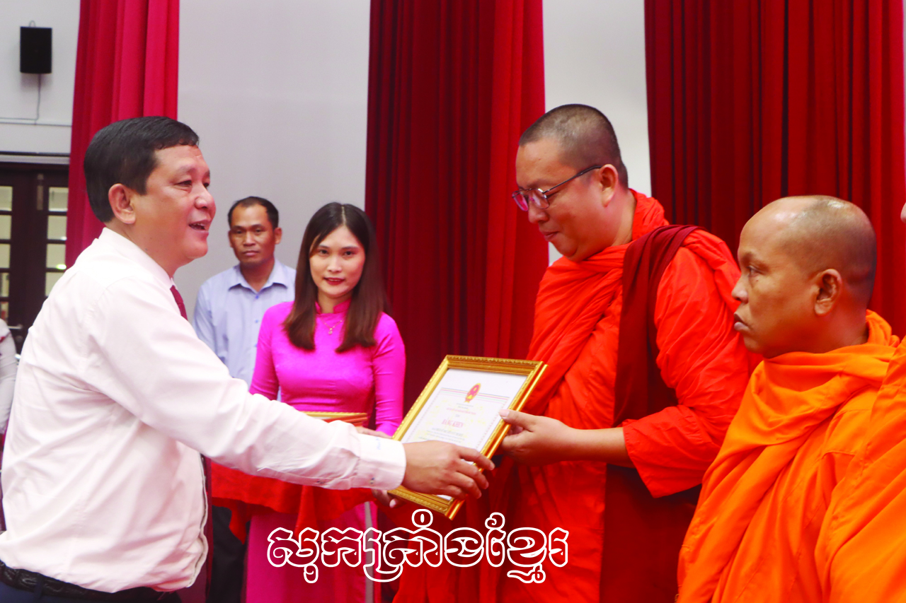 ព្រះចៅអធិការវត្តអស់ពីព្រះទ័យដើម្បីភូមិស្រុកសុខសាន្ត