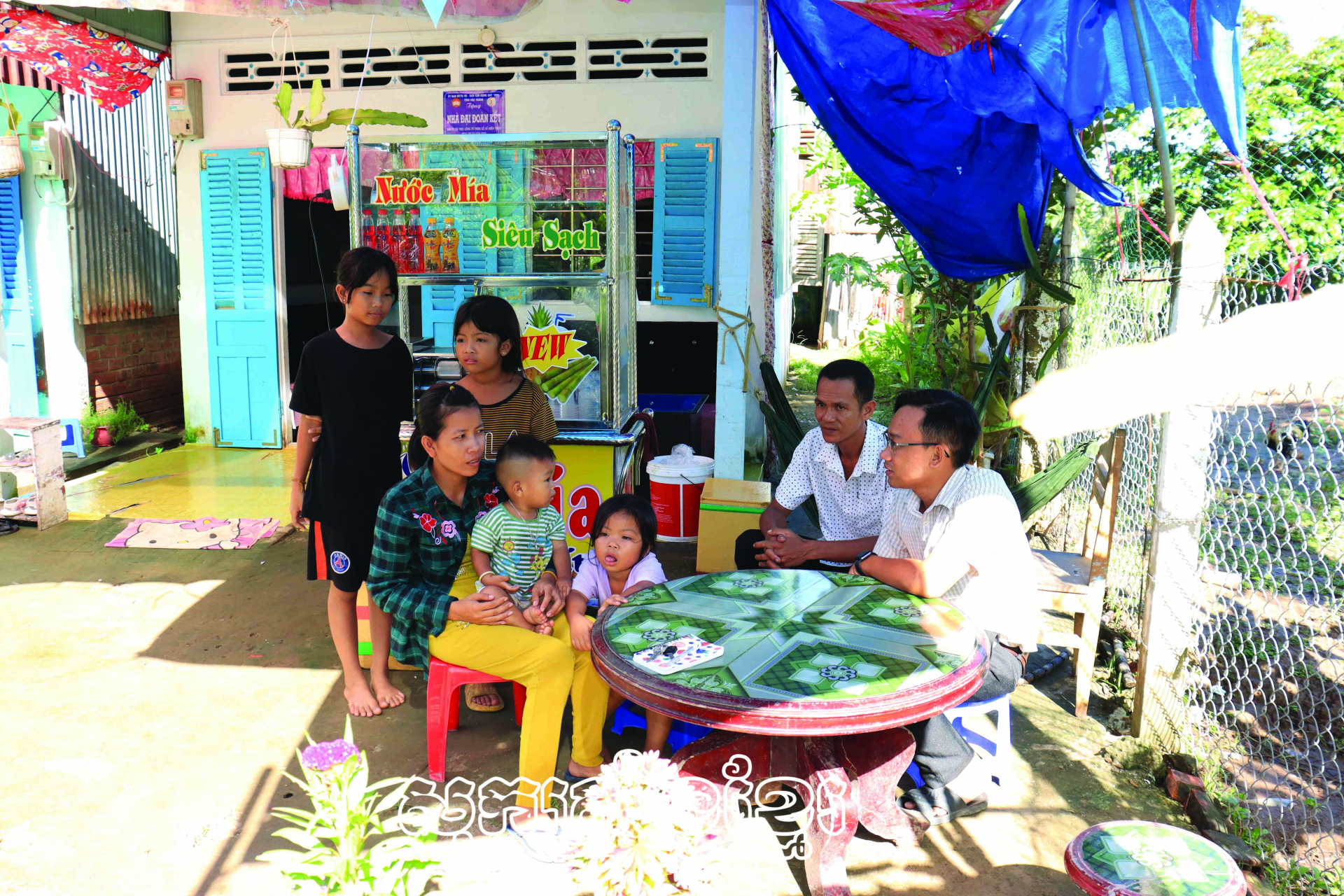 ជួយជនរួមជាតិខ្មែរឈានឡើងចាកផុតក្រ