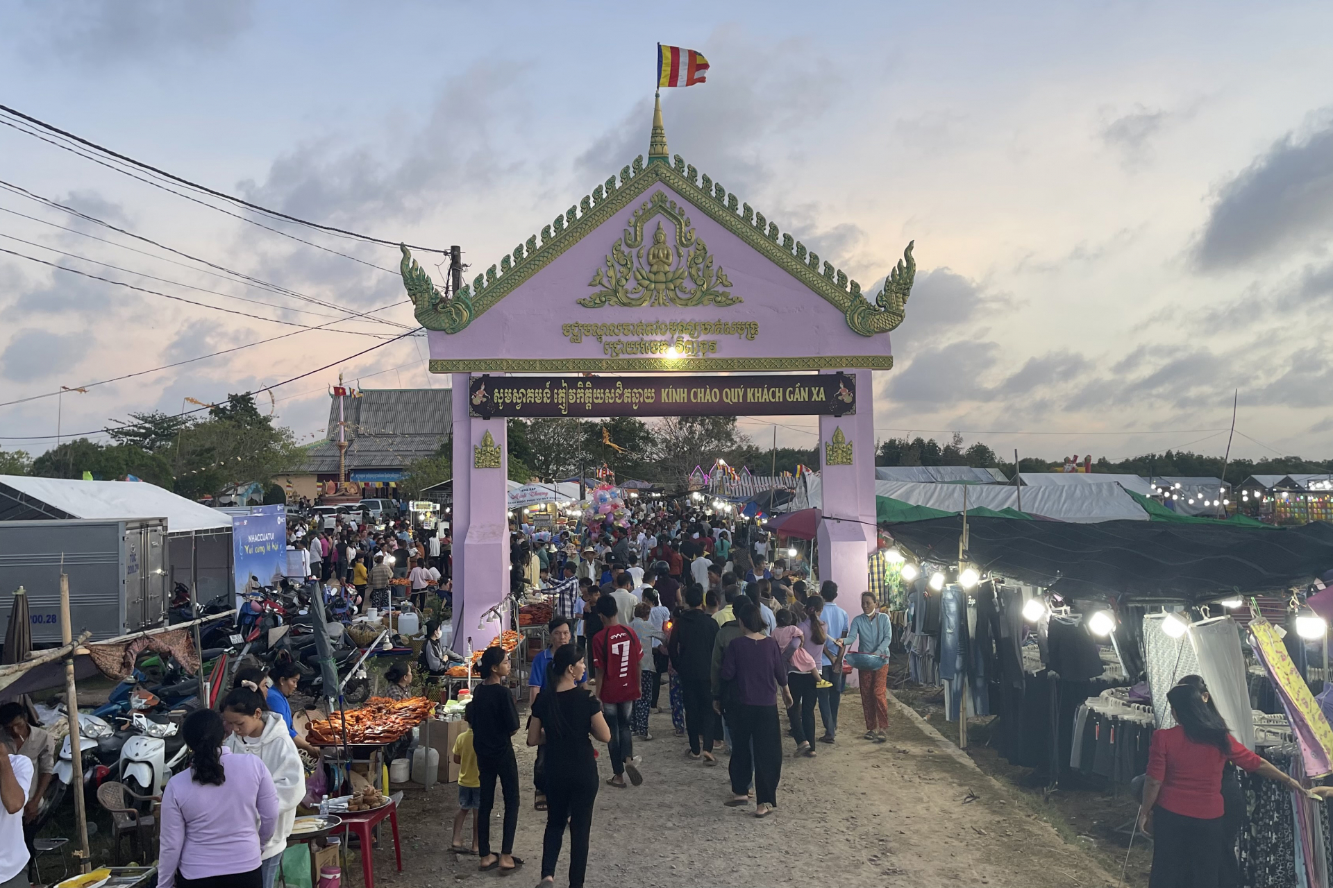 បុណ្យជ្រោយរំចេករបស់ជនរួមជាតិខ្មែរនៅទីរួមខេត្តវិញចូវ ខេត្តសុកត្រាំង
