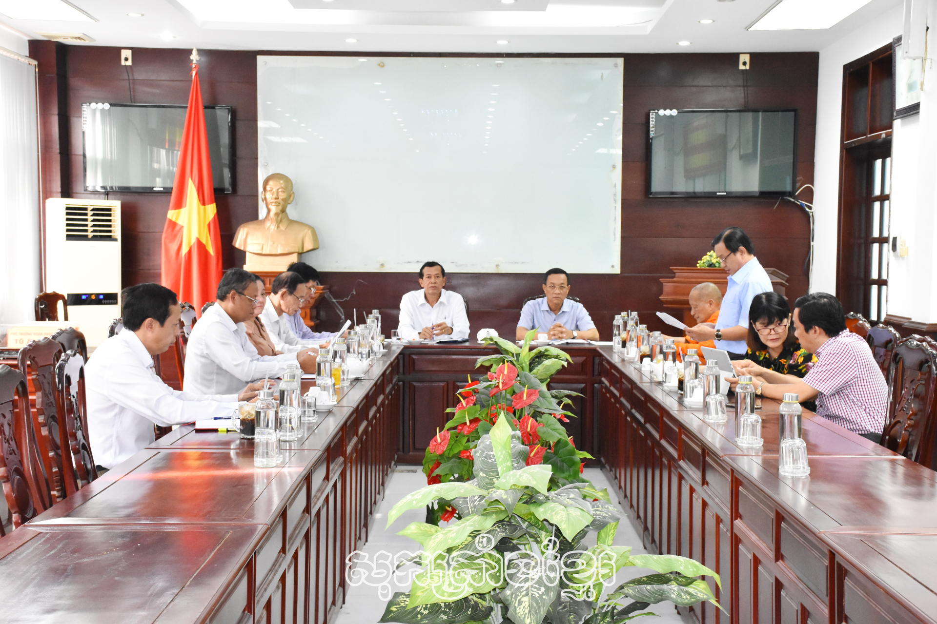 គណៈជនជាតិនៃក្រុមប្រឹក្សាប្រជាជនខេត្តចាត់តាំងពិនិត្យឯកសារច្បាប់លើកជូនសម័យប្រជុំលើកទី៣០