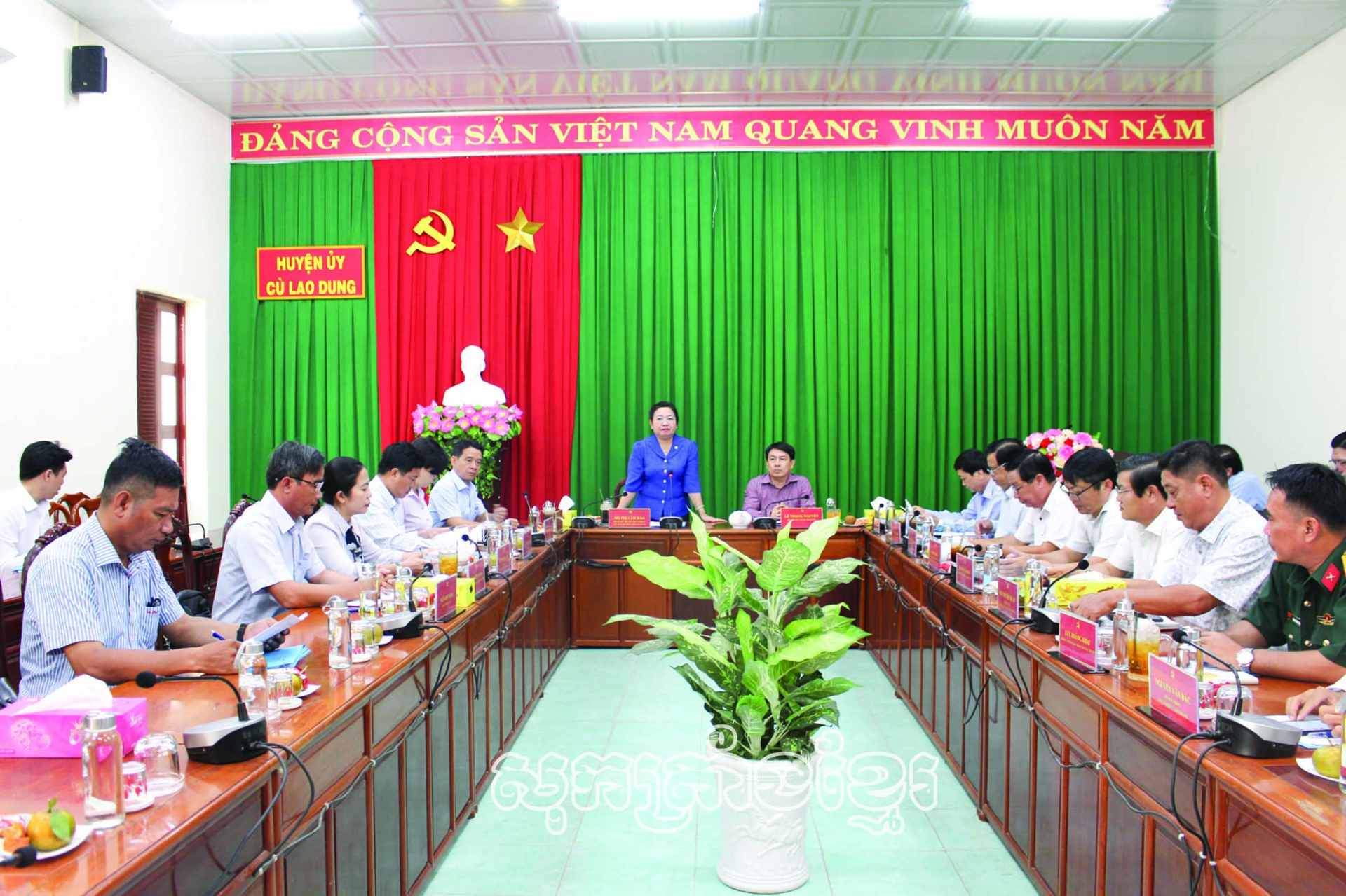 អនុលេខាប្រចាំការបក្សខេត្តសុកត្រាំងហូធីកឹមដាវ បានចុះពិនិត្យខ្លឹមសារសំខាន់ៗមួយចំនួននៅស្រុកគូឡាយយុង