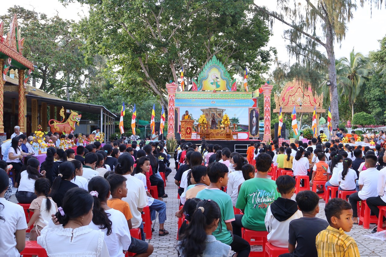 ត្រឹងដេអនុវត្តល្អការបង្រៀនភាសា អក្សរដល់ជនជាតិភាគតិច