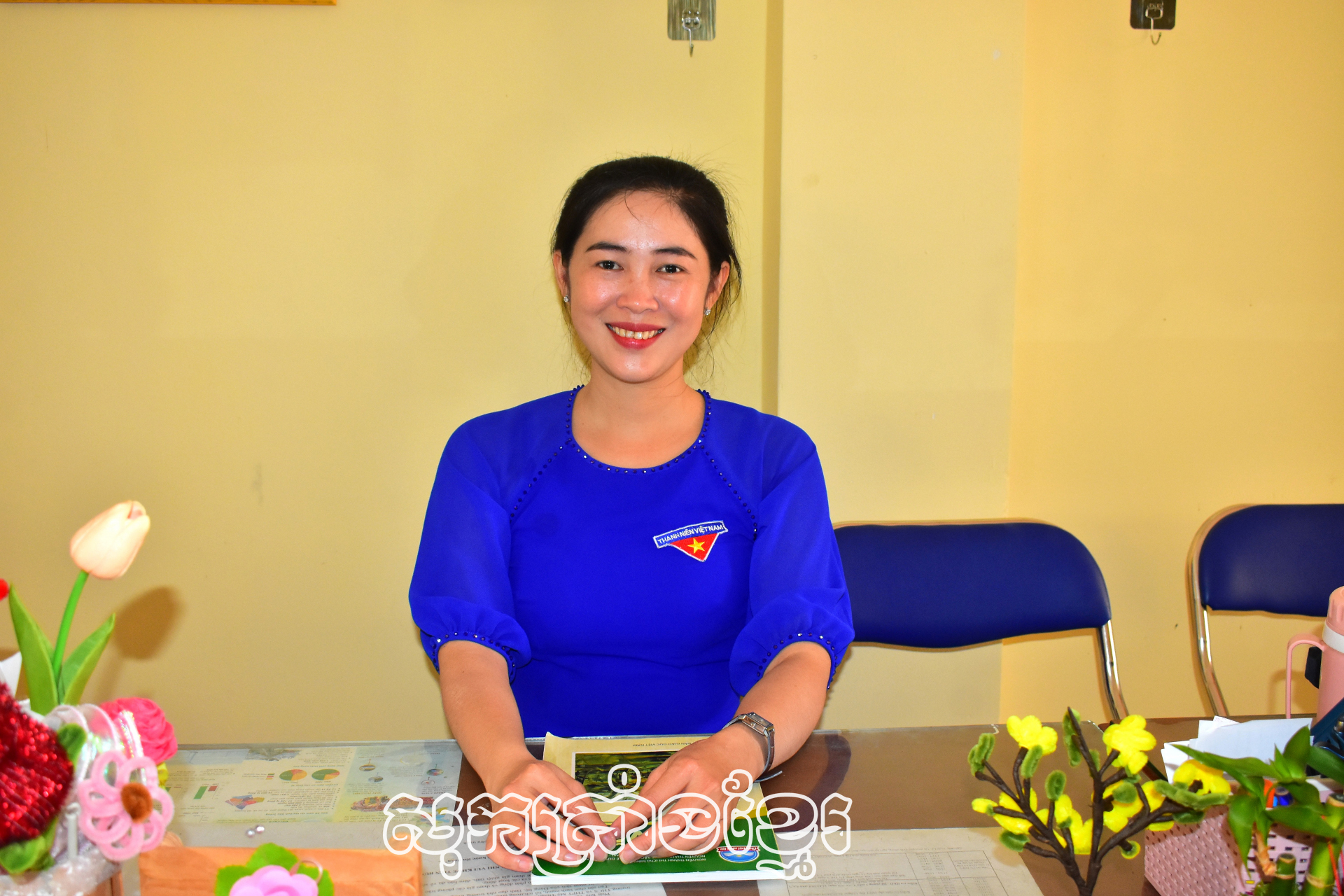 គ្រូបង្រៀនវ័យក្មេងអស់ពីចិត្តជាមួយរបរ