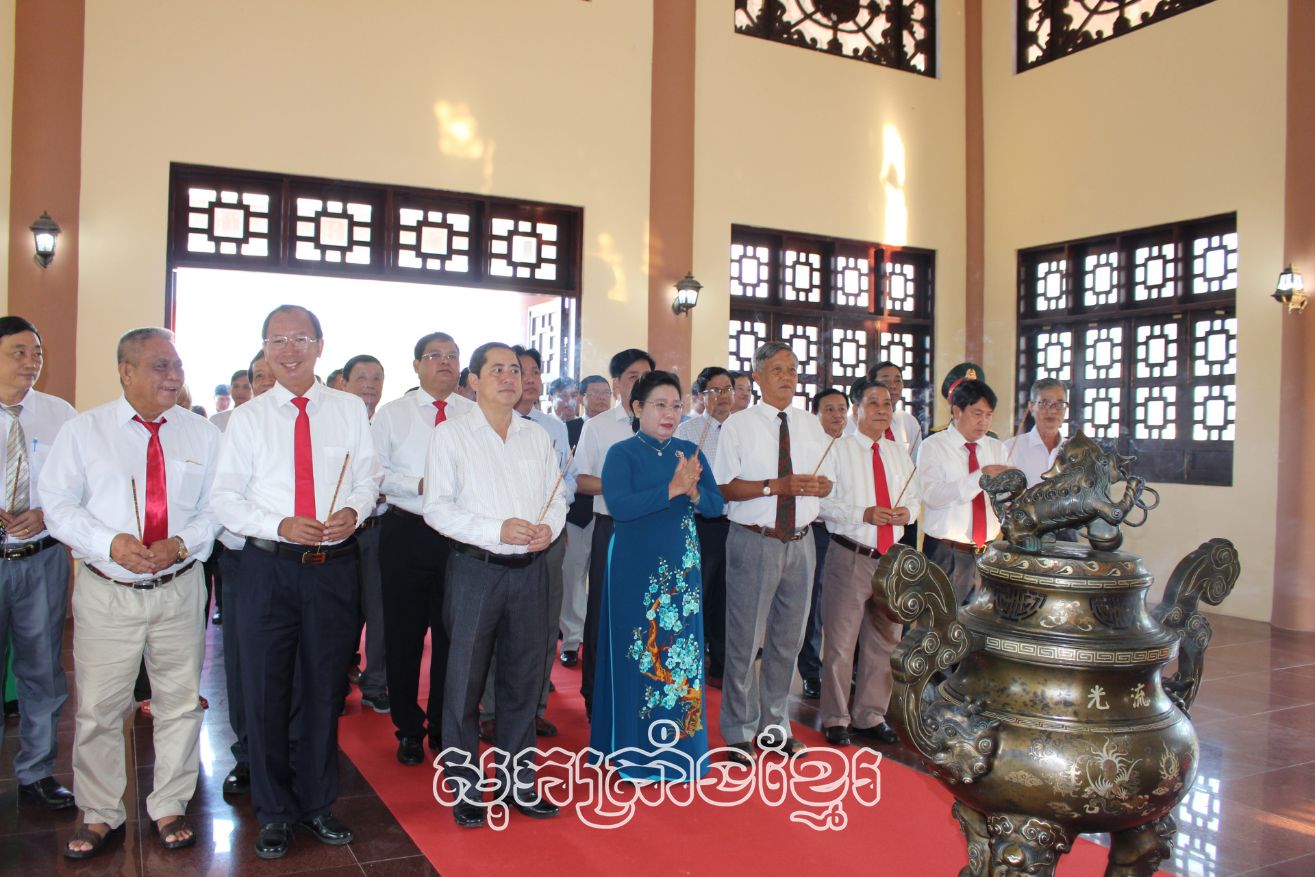 អុជធូបនិង​គោរពនៅបូជនីយដ្ឋានអ៊ំហូនិងទីបញ្ចុះសពយុទ្ធជនពលីស្រុកគូឡាវយុង