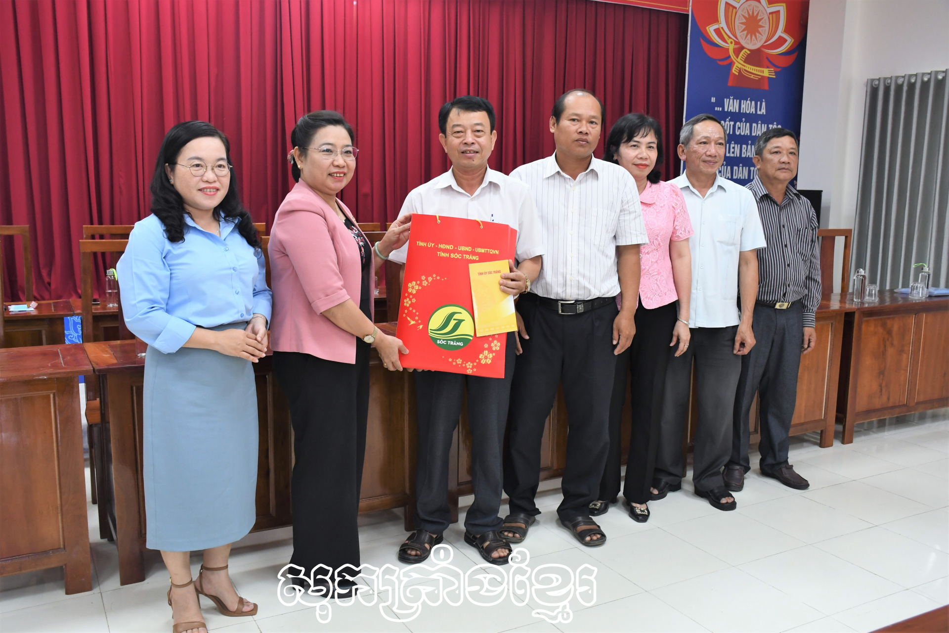 ជូនពរបុណ្យចូលឆ្នាំថ្មីដល់កម្មាភិបាលចូលនិវត្តន៍និងក្រុមសិល្បៈខ្មែរខេត្តសុកត្រាំង