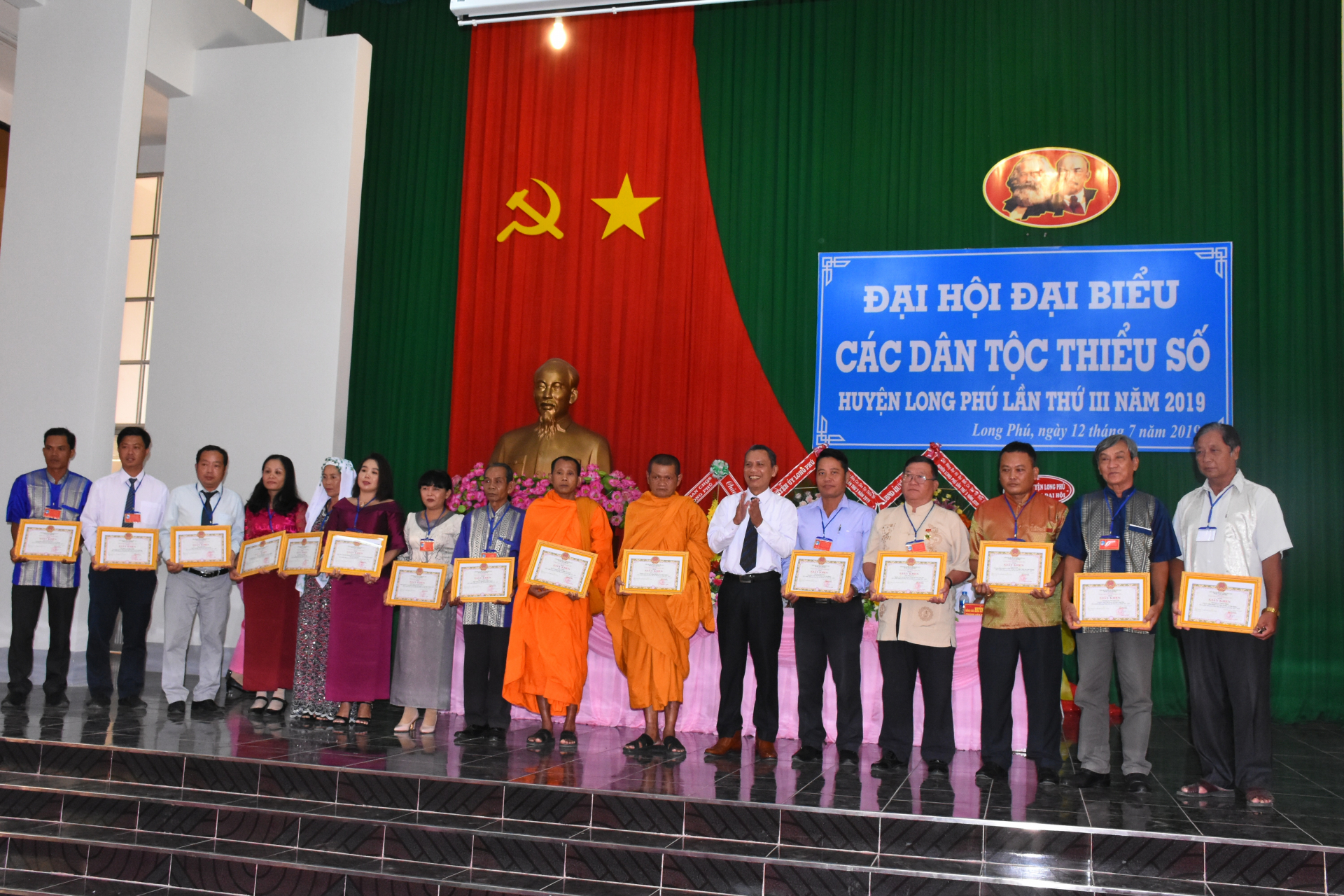 អ្នកមានប្រិយភាពសកម្មចូលរួមកសាងជនបទថ្មី