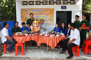 ប៉ុស្តិ៍ការពារព្រំដែនទ្រុងប៊ិញផ្សារភ្ជាប់ជាមួយប្រជាជននៅតំបន់ព្រំដែនសមុទ្រ