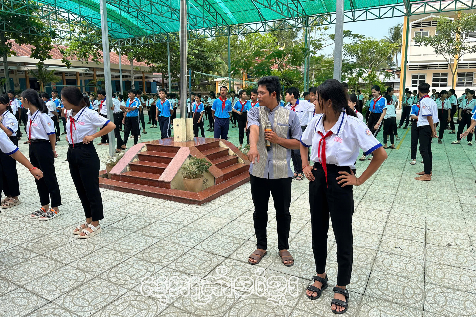 លោកគ្រូងោវ៉ឹង គ្រូបង្រៀន ប្រធានក្រុមទទួលបន្ទុករវៀសរវៃ ច្នៃប្រឌិត