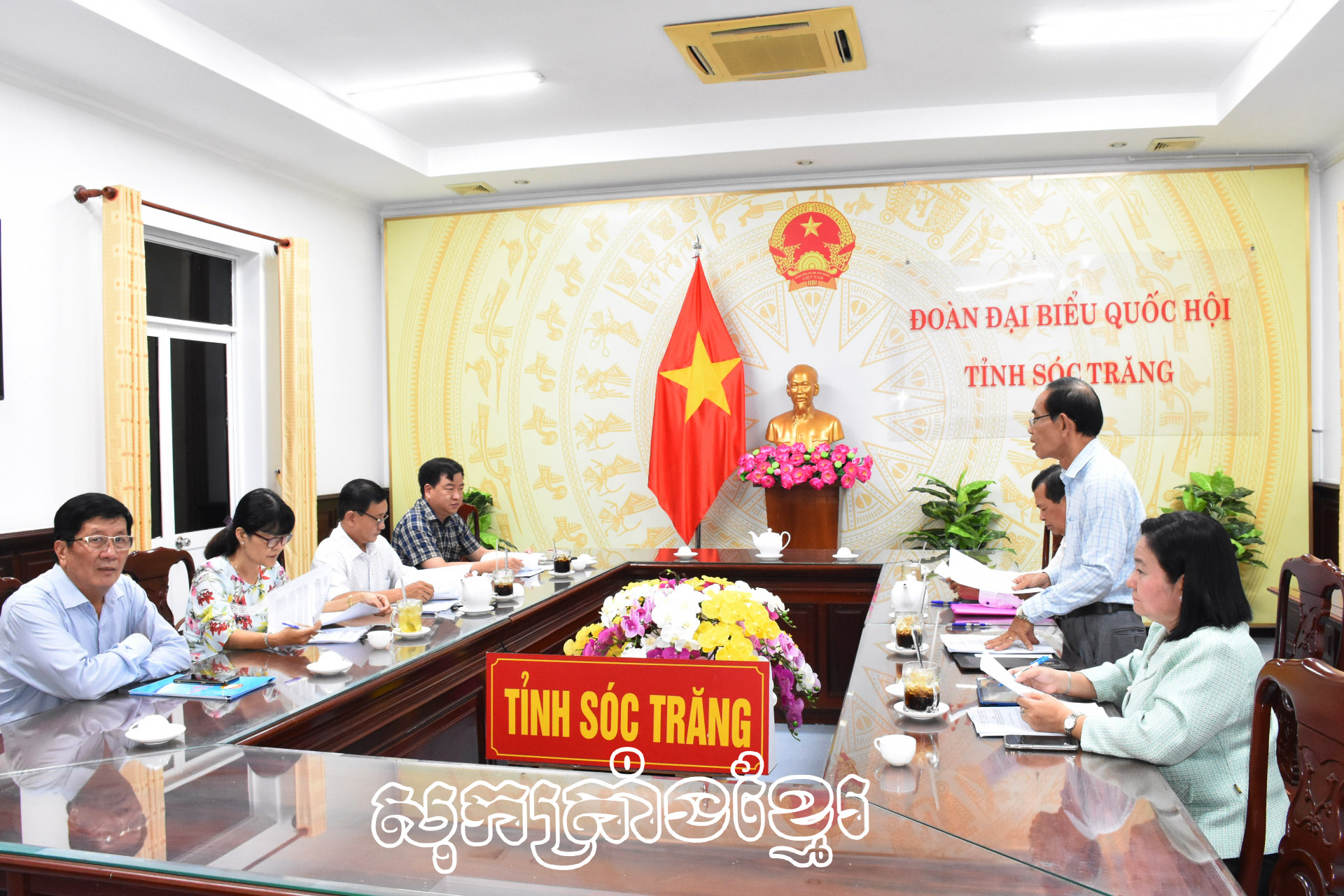 គណៈជនជាតិនៃក្រុមប្រឹក្សាប្រជាជនខេត្ត ពិនិត្យបណ្តាឯកសារច្បាប់