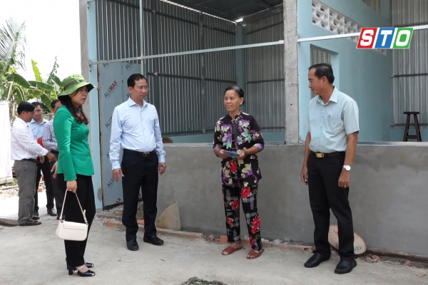 [Media] បំបាត់ផ្ទះបណ្តោះអាសន្នផ្ទះទ្រុឌទ្រោមជួយអ្នកក្រមានកន្លែងនៅលំនឹង