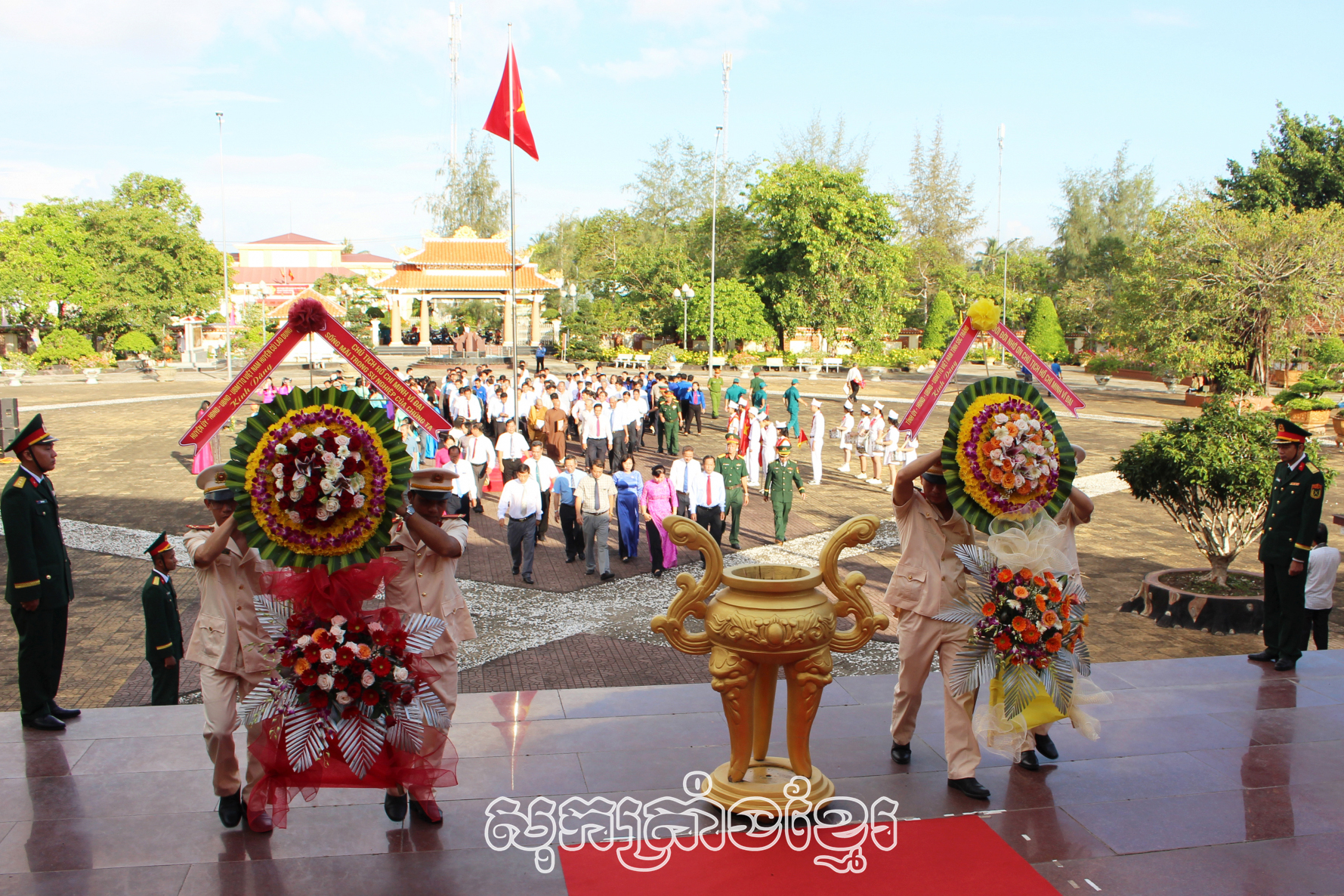 អុជធូបរំលឹកវិញ្ញាណក្ខន្ធនៅបូជនីយដ្ឋានរបស់លោកប្រធានហូជីមិញ
