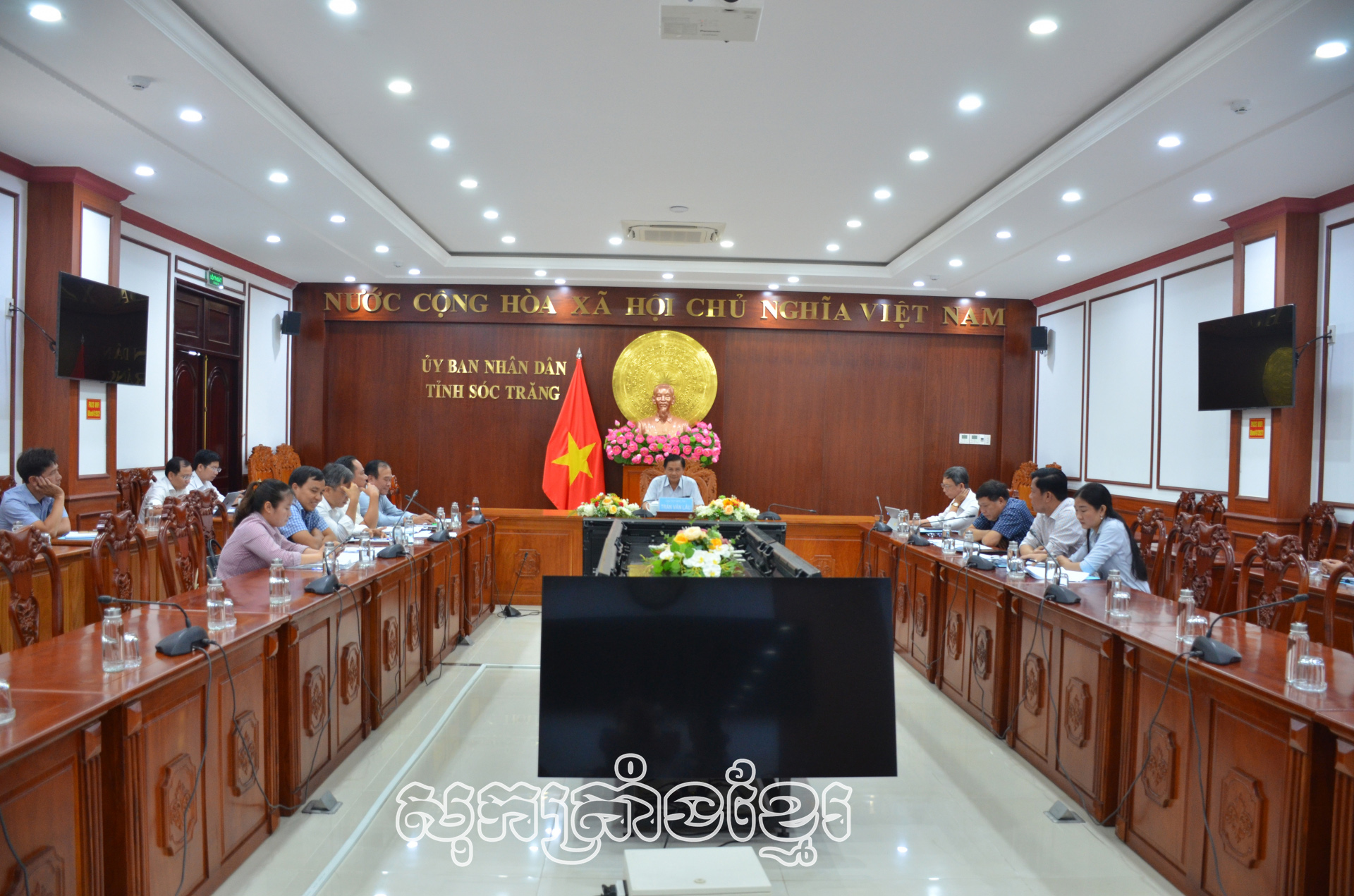 ប្រធានគណៈកម្មាធិការប្រជាជនខេត្ត ត្រឹងវ៉ាំងឡូវ ធ្វើការជាមួយគណៈគ្រប់គ្រងបណ្តាបណ្តុំឧស្សាហកម្មខេត្ត