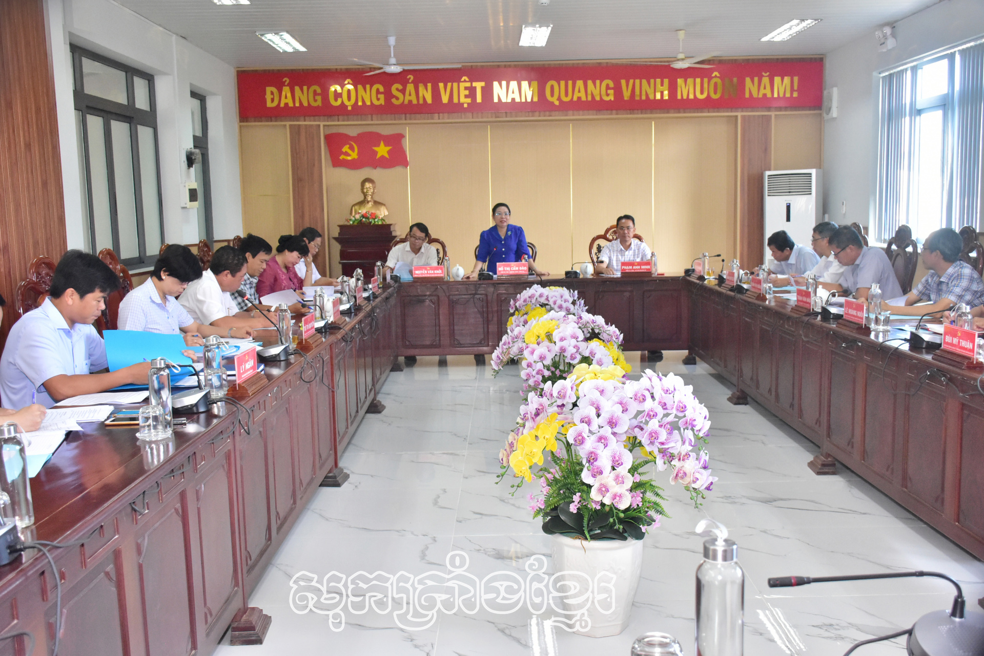 ក្រុមប្រតិភូរបស់គណះកម្មាធិការបក្សខេត្ត ធ្វើការជាមួយគណៈអចិន្ត្រៃយ៍បក្សស្រុកចូវថាញ់