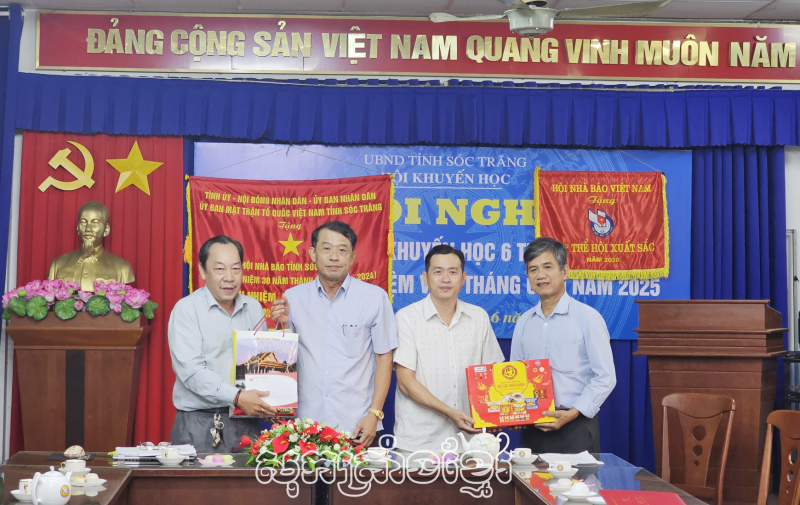 សួរសុខទុក្ខនិងជូនពរសមាគមអ្នកកាសែតវៀតណាមខេត្តសុកត្រាំងនិងបណ្តាអ្នកកាសែតជើងចាស់