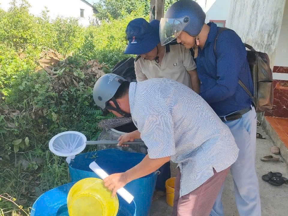 ដំណាក់សុខាភិបាលឃុំទ្រុងប៊ិញជំរុញយុទ្ធនាការកម្ចាត់ដង្កូវទឹក