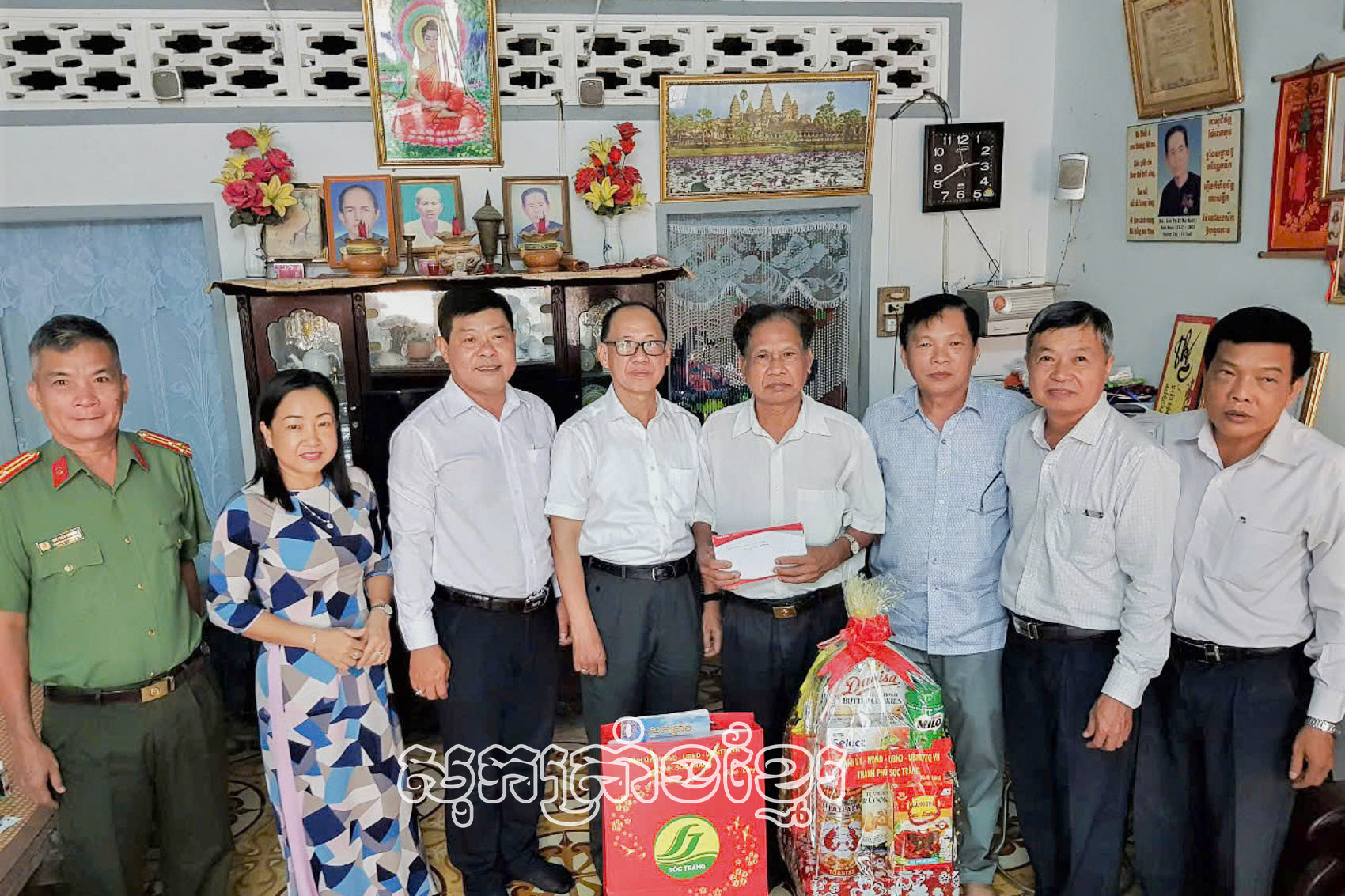 ប្រធានគណៈឃោសនាអប់រំបក្សខេត្តសុកត្រាំងៈ សួរសុខទុក្ខ ជូនអំណោយគ្រួសារគោលនយោបាយ កម្មាភិបាលចូលនិវត្តន៍នាឪកាសបុណ្យសែនដូនតាឆ្នាំ២០២៤