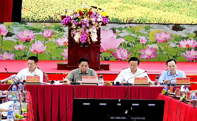 នាយករដ្ឋមន្ត្រី ដឹកនាំកិច្ចប្រជុំពិភាក្សាវិធានការជំរុញអភិវឌ្ឍន៍គម្រោង ១ លានហិកតា ជំនាញផលិតស្រូវគុណភាពខ្ពស់ នៅតំបន់វាលរាបទន្លេគឺវឡុង