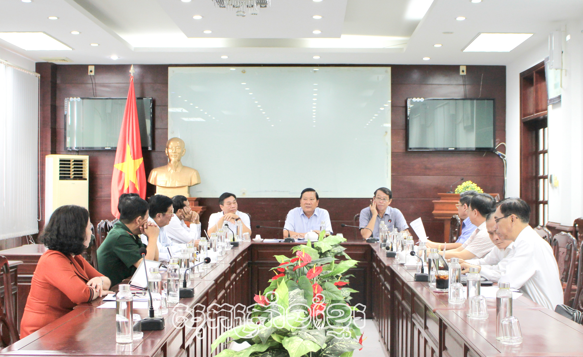 ពិនិត្យឯកសារច្បាប់លើកជូនក្រុមប្រឹក្សាប្រជាជនខេត្តសុកត្រាំងក្នុងសម័យប្រជុំលើកទី២៦