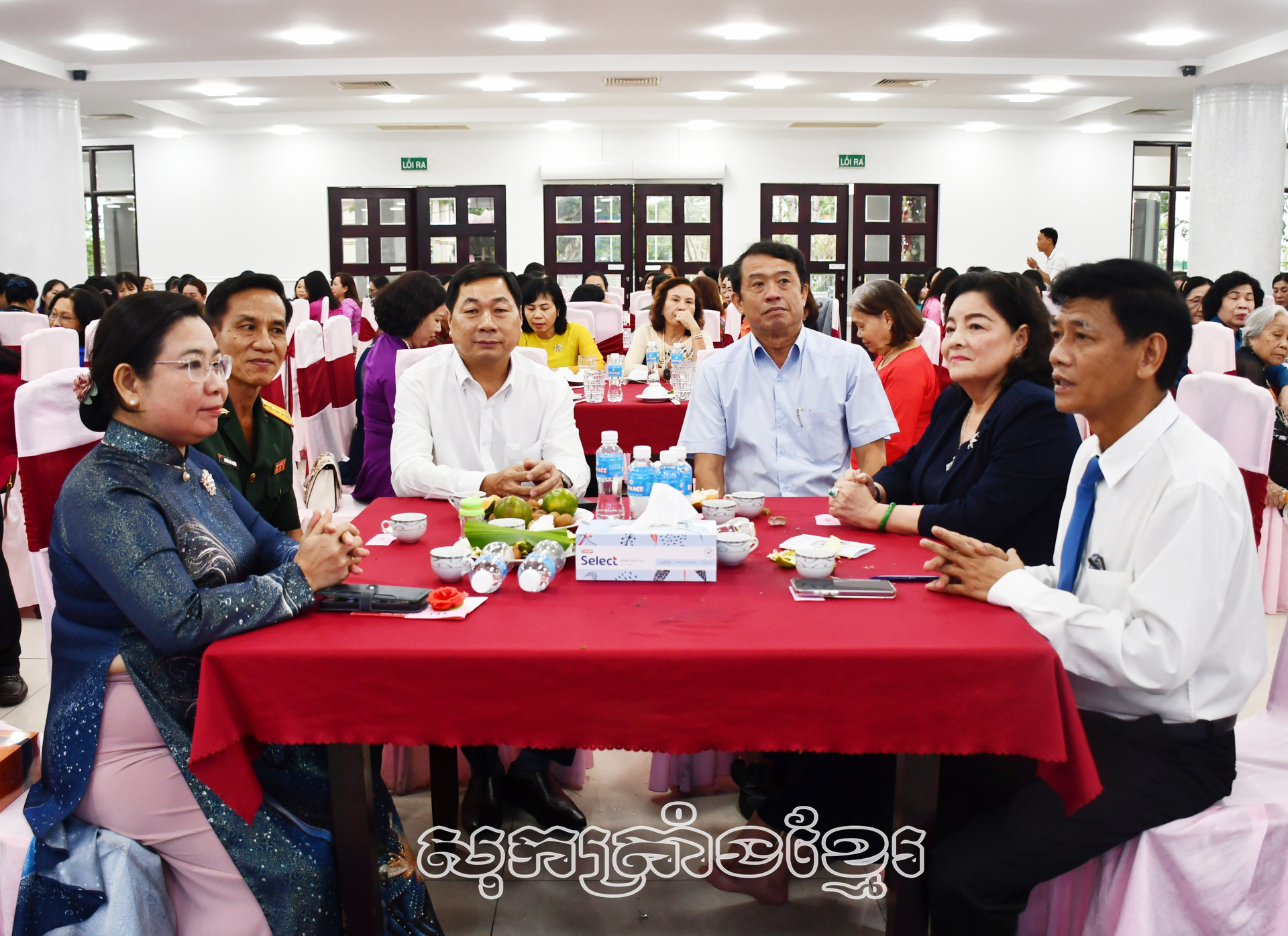 ចាត់តាំងជំនួបមុខកម្មាភិបាលសមាគមនារីបណ្តាជំនាន់និងកម្មាភិបាលនារីស្នូលរបស់ខេត្តសុកត្រាំង