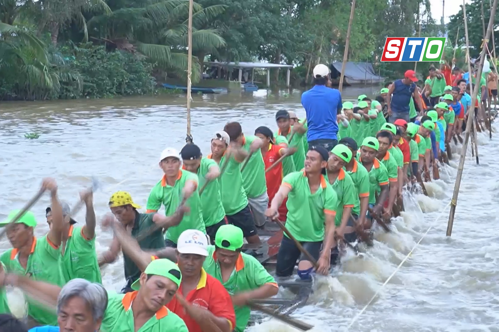 ក្រោយជាង​៤០ឆ្នាំ​អវត្ត​មានទូក​ ង វត្ត​មុនី​ស្រះ​កែវ​វិល​មក​ពិធី​ប្រណាំង
