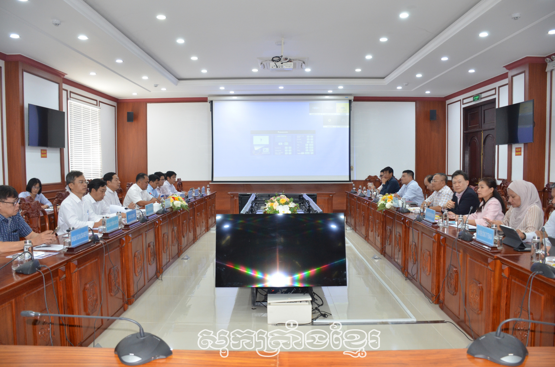 គណៈកម្មាធិការប្រជាជនខេត្តសុកត្រាំងធ្វើការជាមួយអ្នកវិនិយោគម៉ាឡេស៊ី