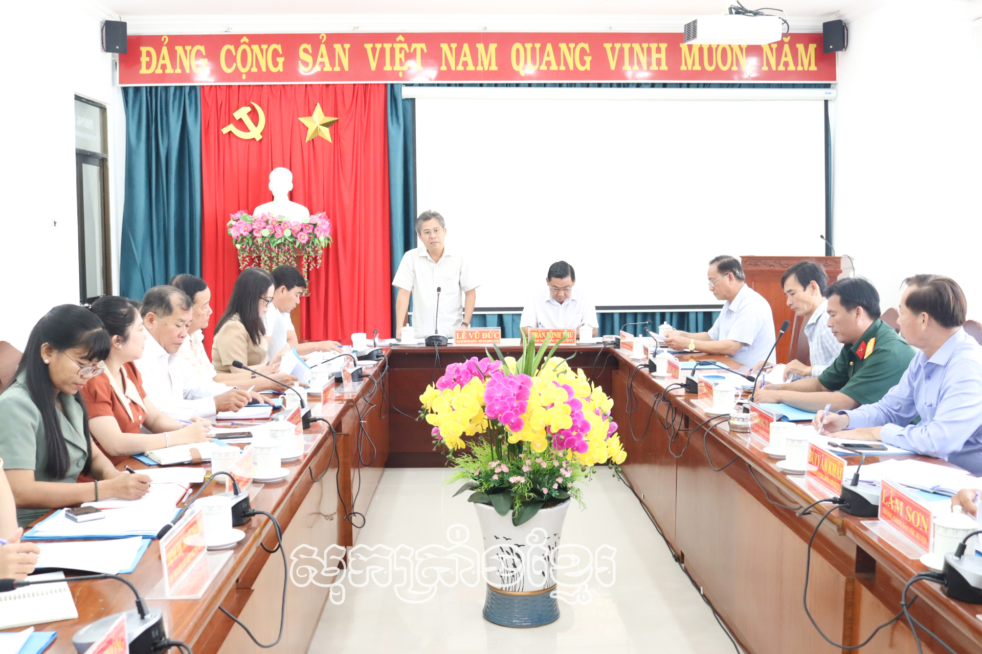 ស្រុកកេសាត់ផ្សព្វផ្សាយការងារបំបាត់ផ្ទះបណ្តោះអាសន្ន ផ្ទះទ្រុឌទ្រោមនៅលើភូមិដ្ឋានស្រុក