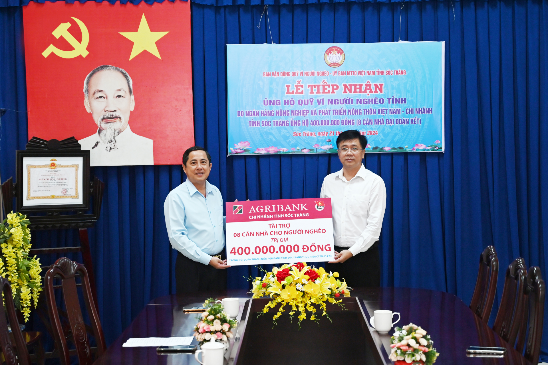 គណៈកម្មាធិការរណសិរ្សមាតុភូមិវៀតណាមខេត្តសុកត្រាំង ទទួលថវិកា៤០០លានដុង ឧបត្ថម្ភមូលនិធិដើម្បីអ្នកក្រខេត្ត