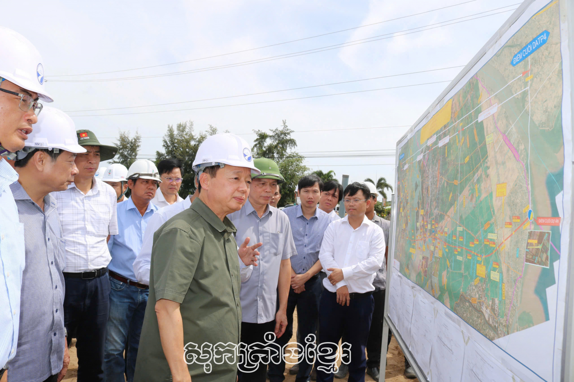 ឧបនាយករដ្ឋមន្រ្តីនៃរដ្ឋាភិបាលត្រឹងហុងហាពិនិត្យកសាងផ្លូវល្បឿនលឿននៅវាលរាបទន្លេគឺវឡុង