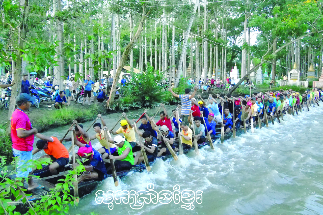 ក្រុមទូកងមមាញឹកក្នុងការហ្វឹកហាត់ដើម្បីចូលរួមពិធីបុណ្យ