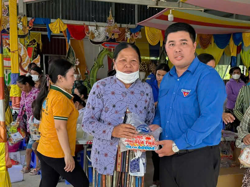 គំរូ​លេខា​សម្ព័ន្ធ​យុវជន​អស់ពី​ចិត្ត​នឹង​ការ​ងារ